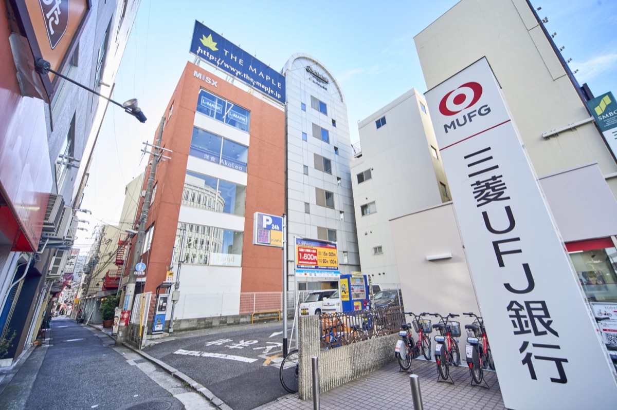 三菱UFJ銀行の縦看板の先のオレンジ色のビル