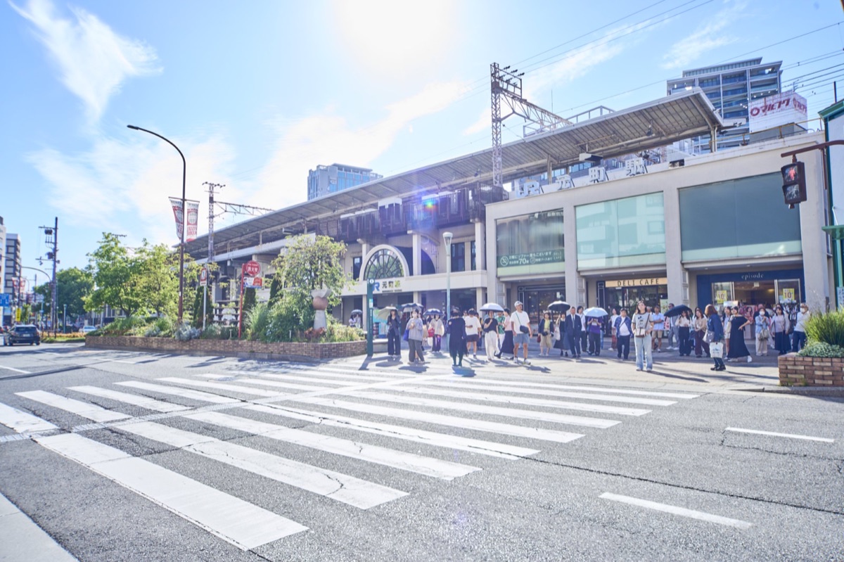 JR元町駅から横断歩道を渡る様子