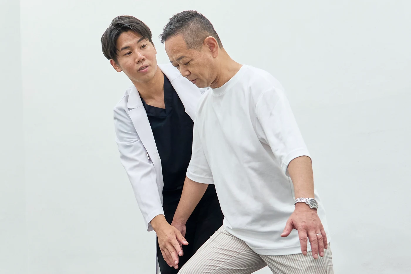 院長が患者さまの歩行を確認する様子