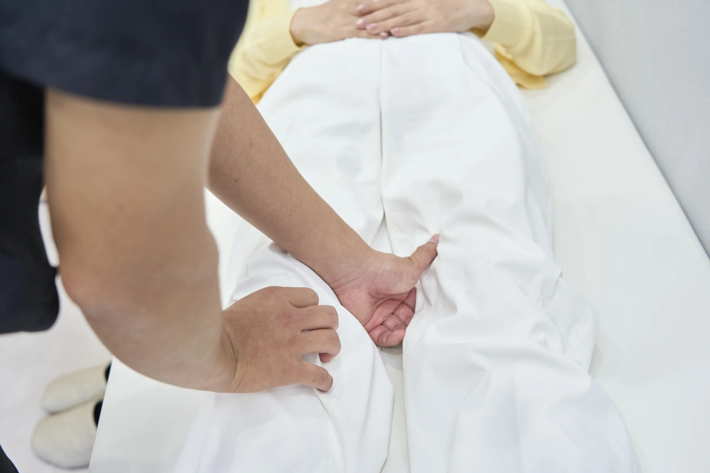股関節の徒手検査を行う様子
