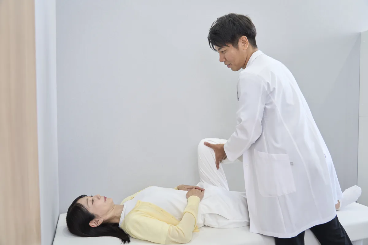 ベッド上で膝の徒手検査を行う様子