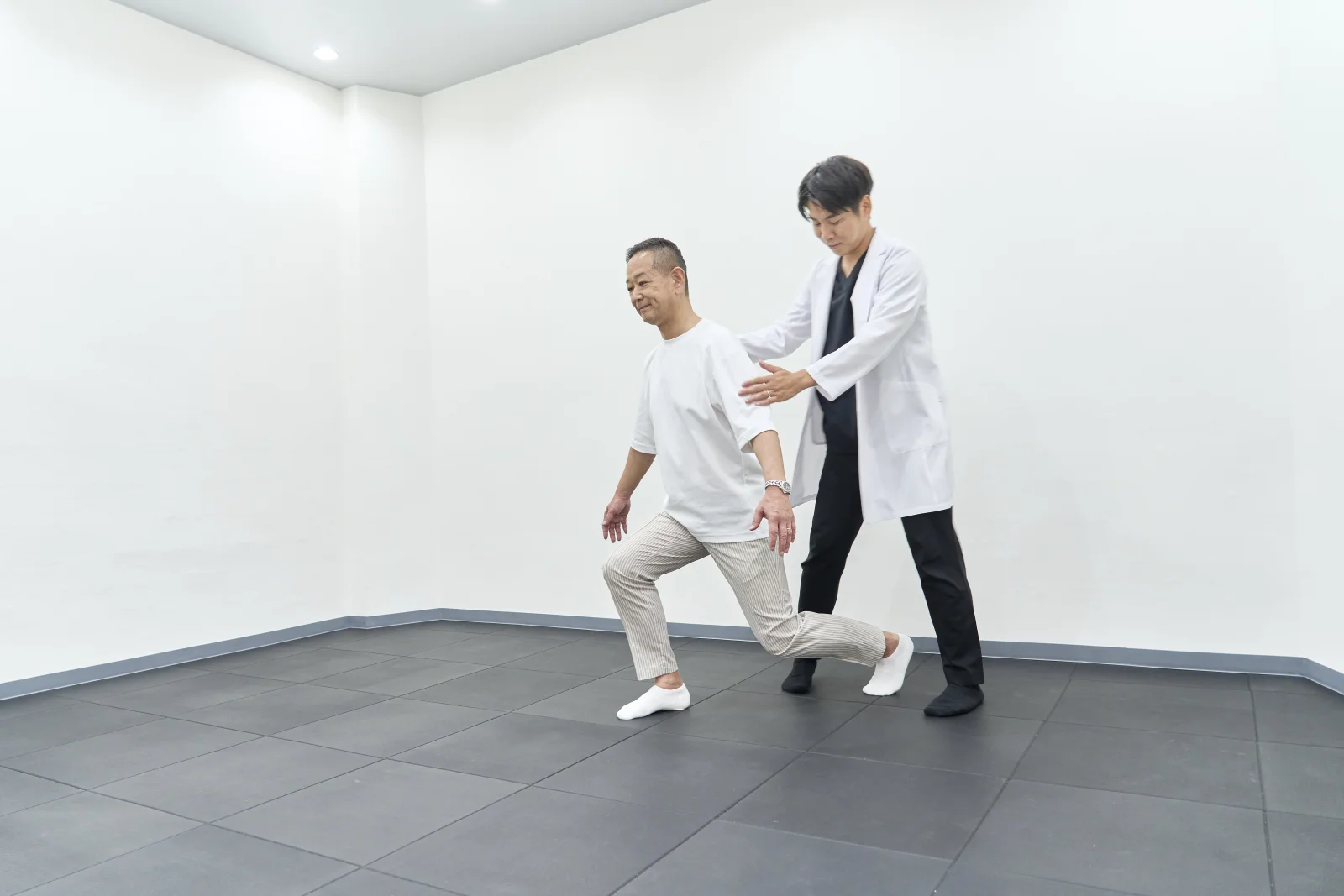 医師が患者さまの歩行動作を確認する様子