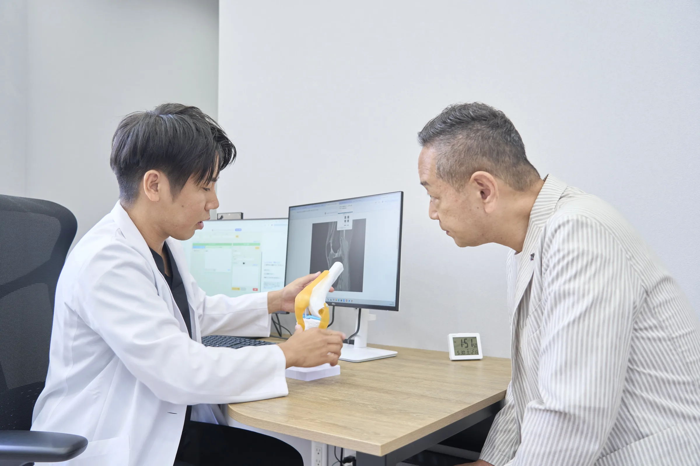 膝模型を使って説明する様子