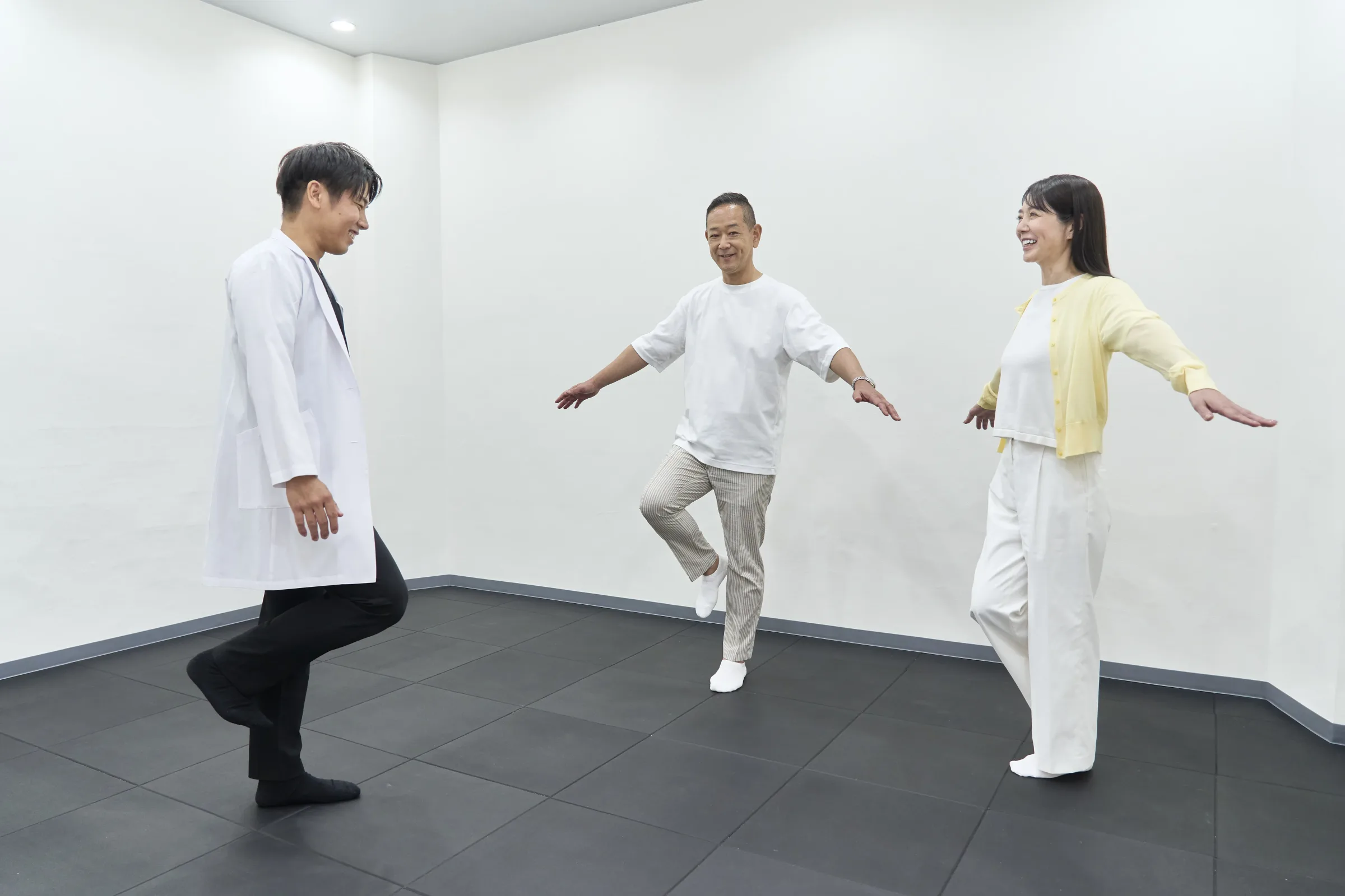リハビリの動作指導を行う様子