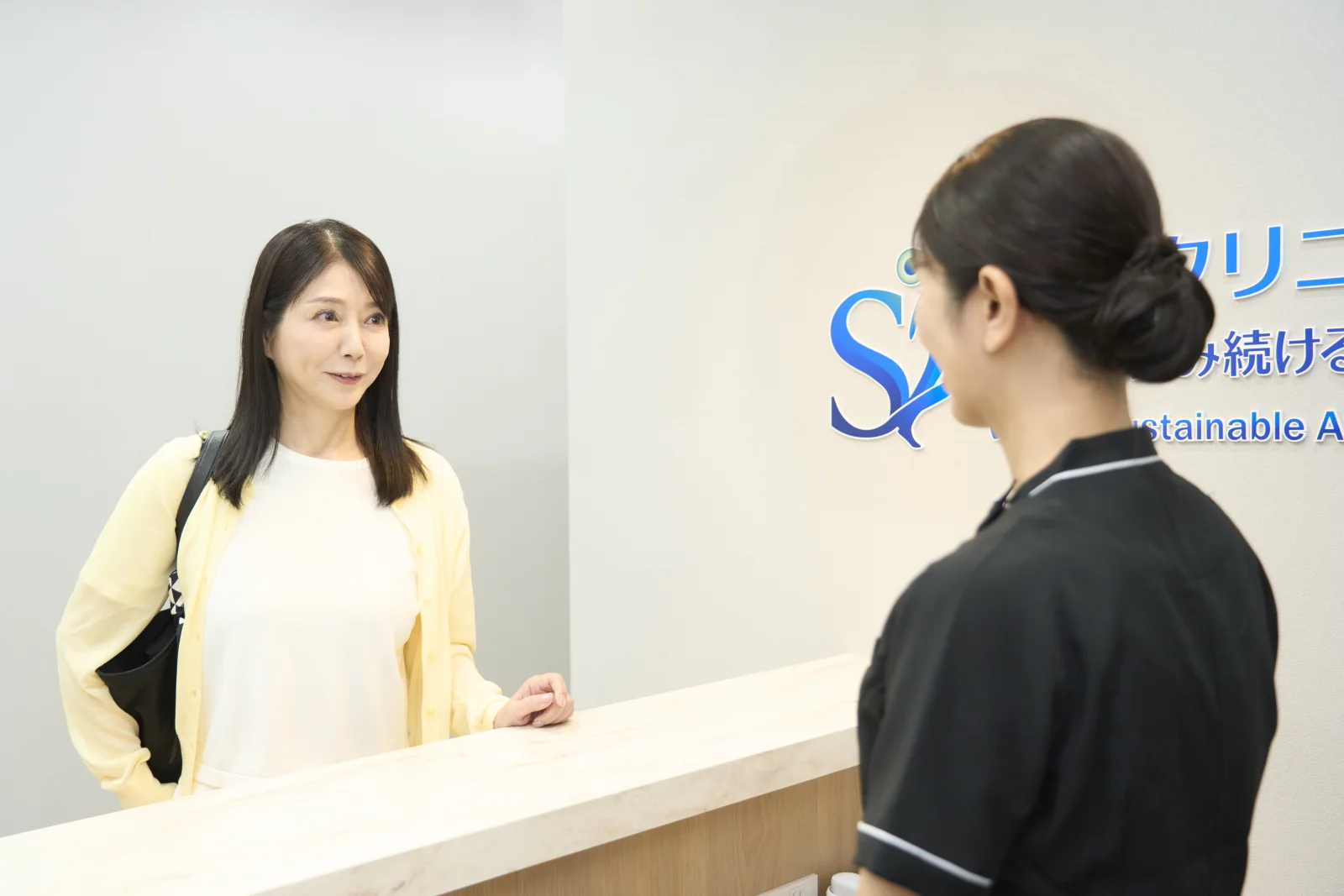 患者さまとスタッフが院内で治療について相談する様子