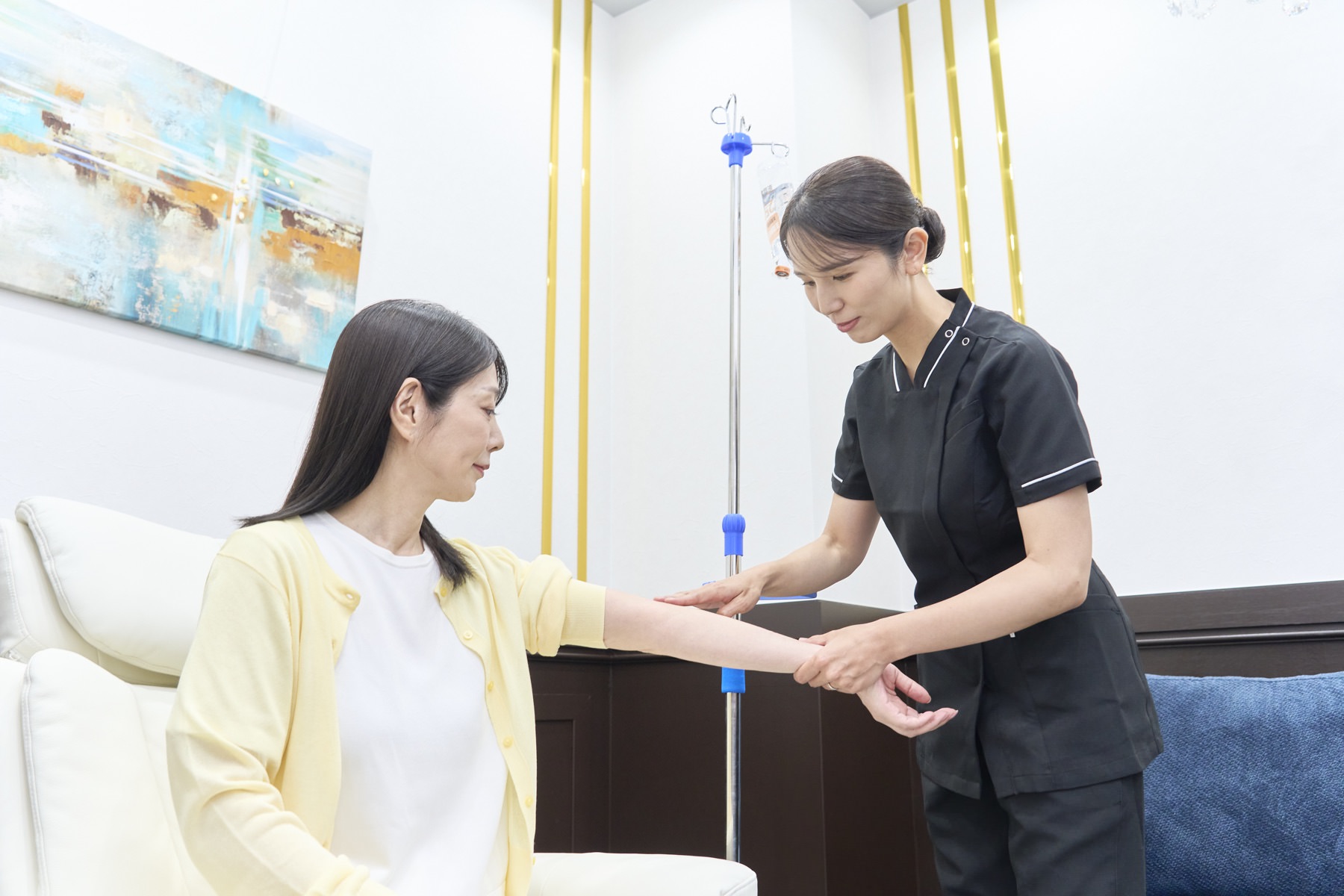 院内で点滴治療を受ける様子