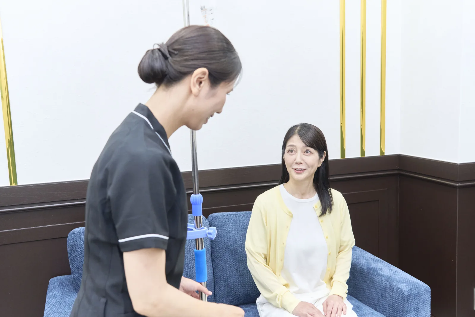 スタッフが患者様に治療について説明する様子