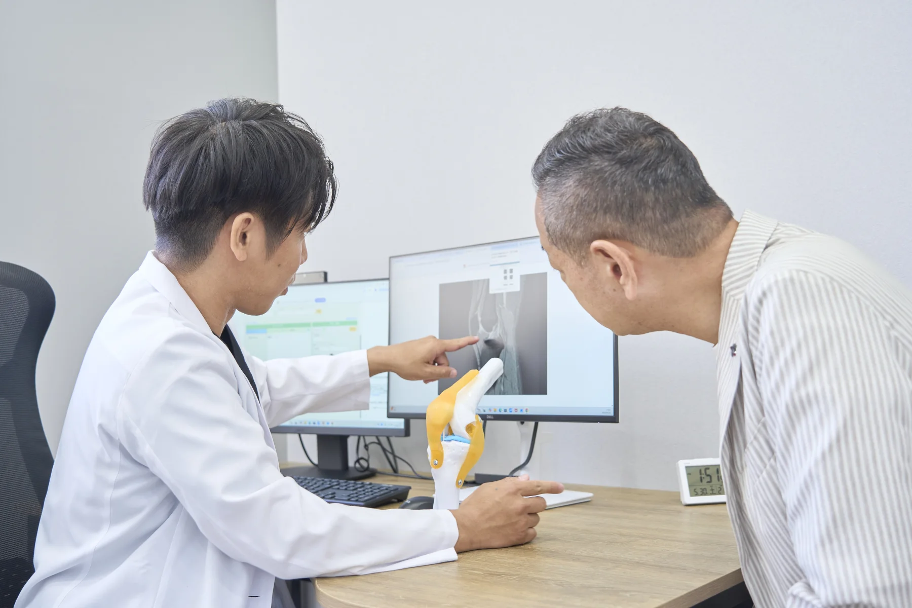 幹細胞治療の説明を行う様子