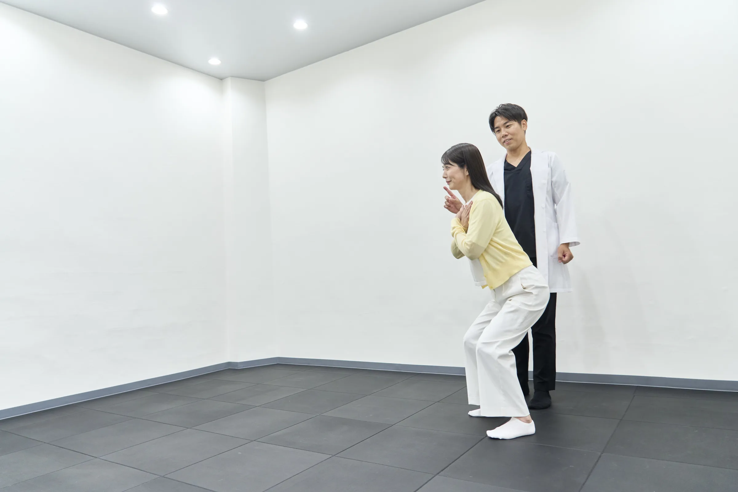 リハビリ動作指導を行う様子