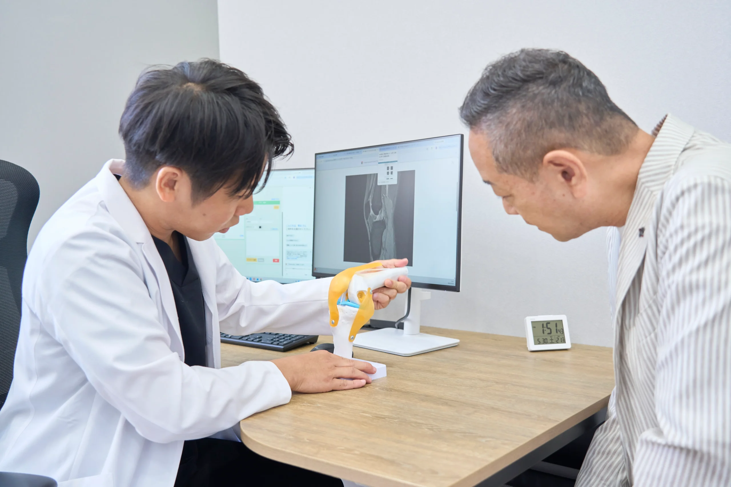 関節や腱の診察・エコー検査の様子