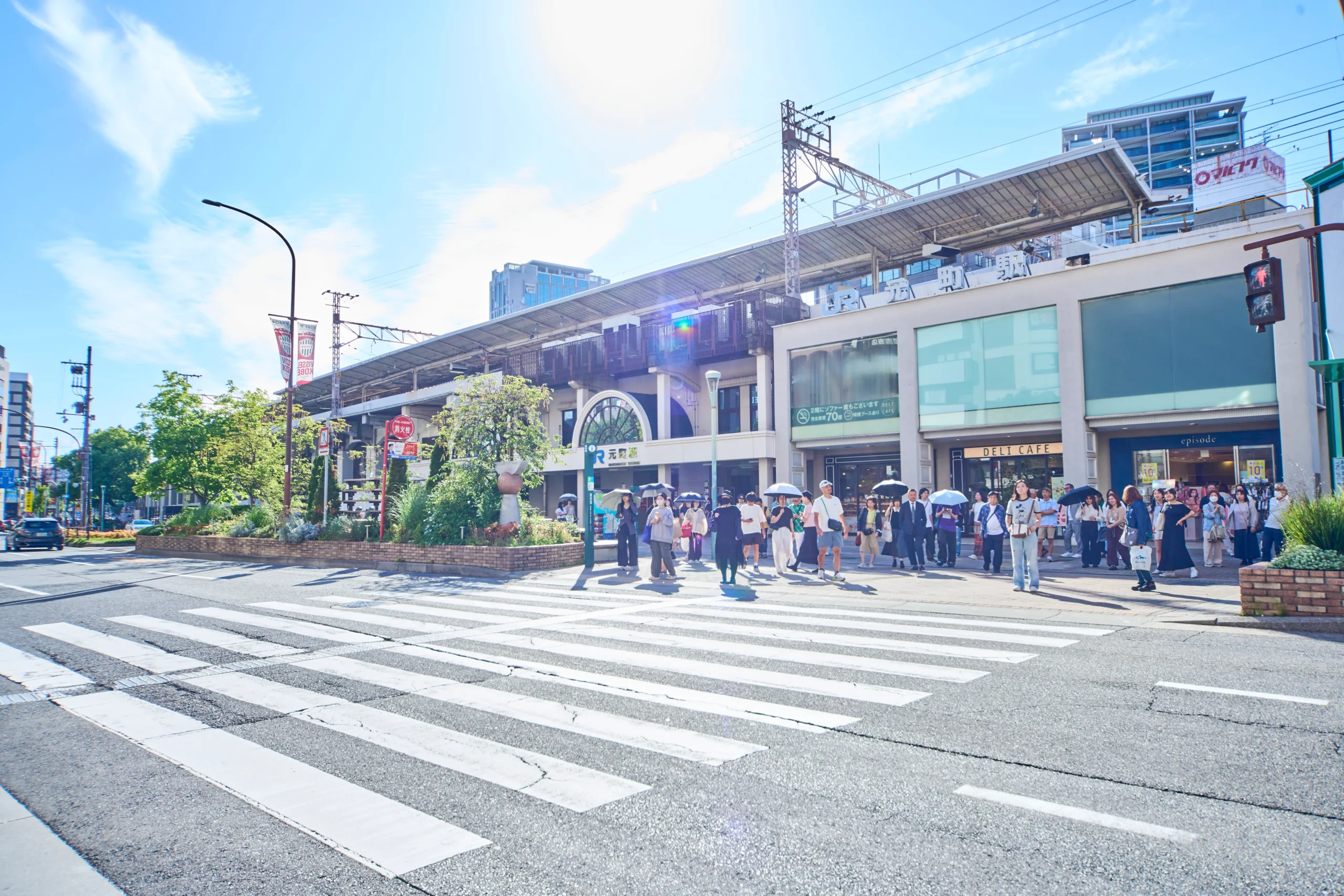 JR元町駅から横断歩道を渡る様子