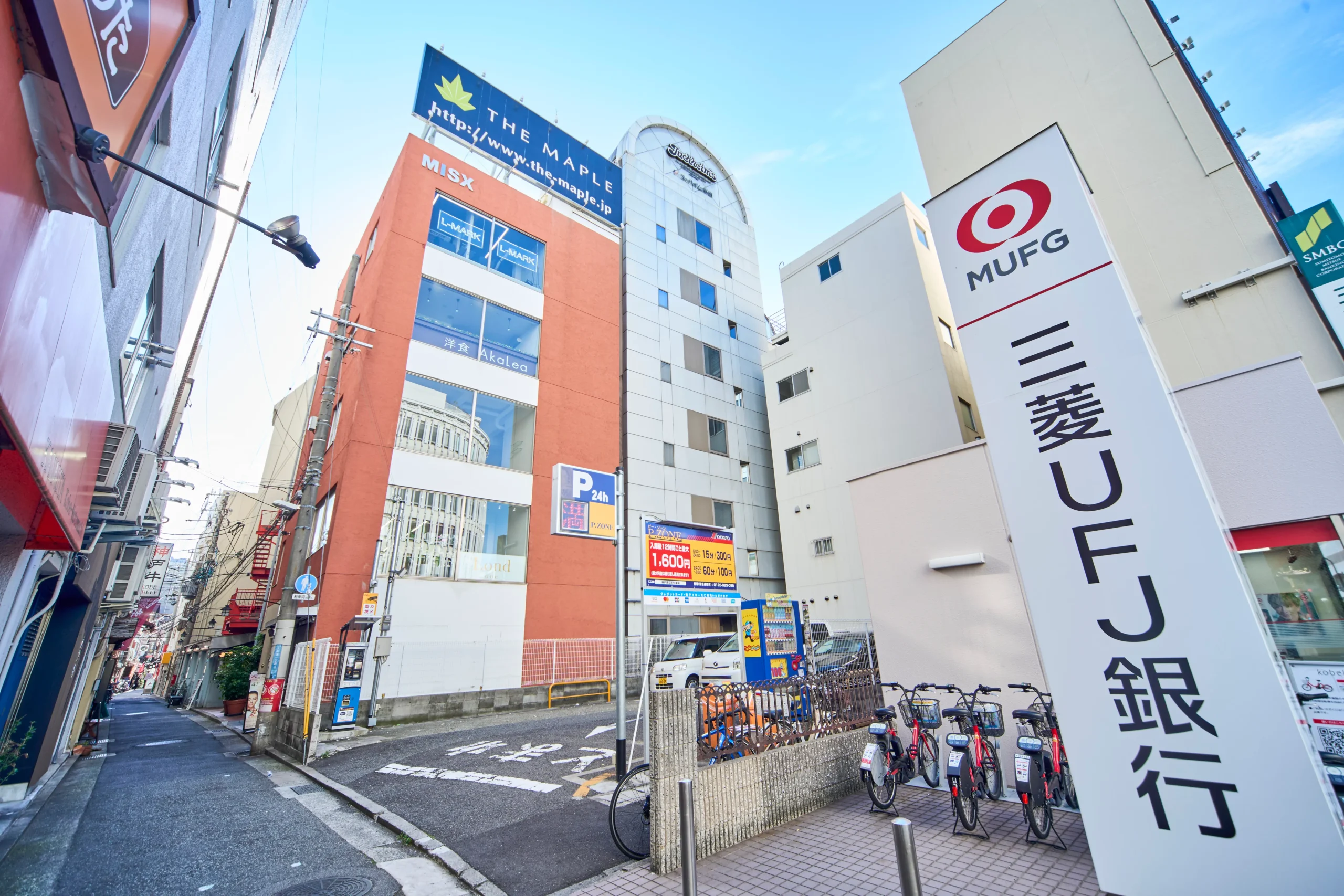 三菱UFJ銀行の縦看板の先のオレンジ色のビル